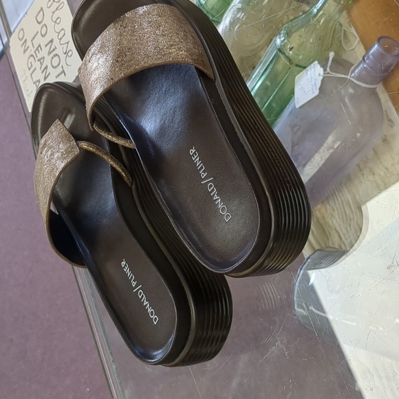 NWT Donald J. Pliner Gold and Brown Slide Sandals with Textured Strap - Picture 3 of 4